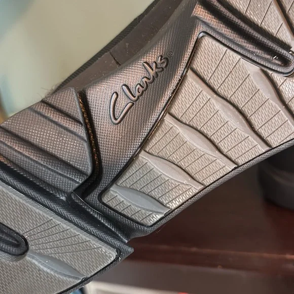 Clark’s Gor-Tex Black Winter Boots with Faux Fur Lining - Picture 5 of 6